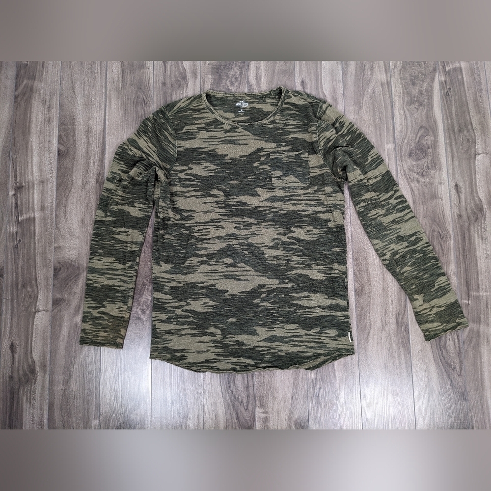 Hollister Stylish Green Camo Long Sleeve T-Shirt Green Medium